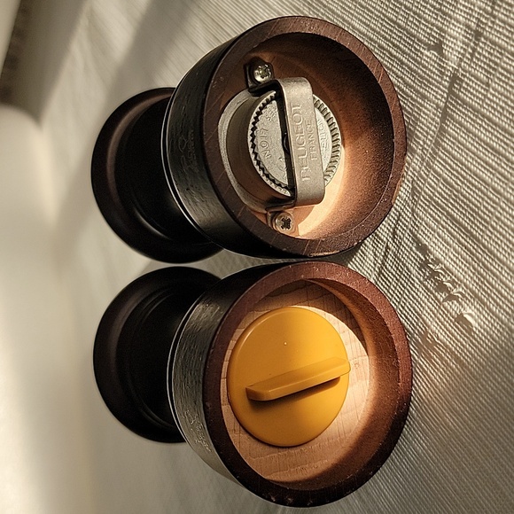 Peugeot Compact Pepper Mill and Salt Shaker Set  BinY - Picture 3 of 8